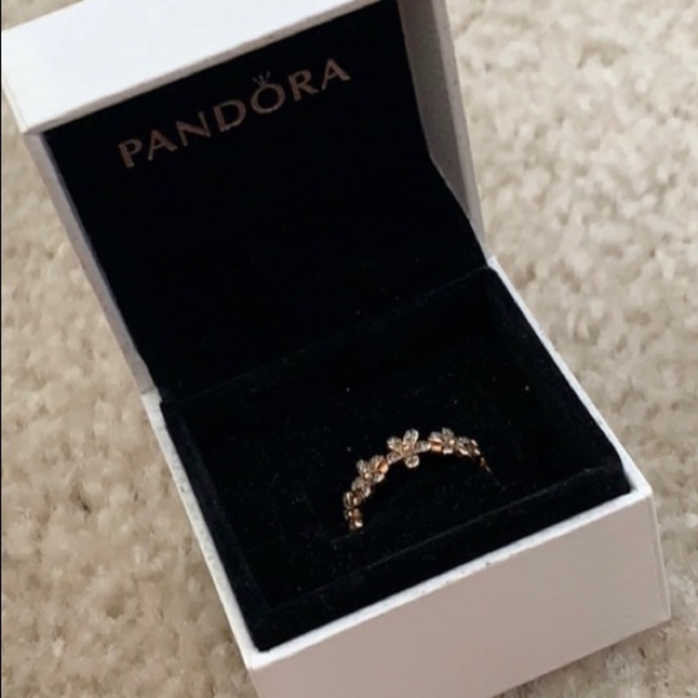 Pandora rose gold daisy ring